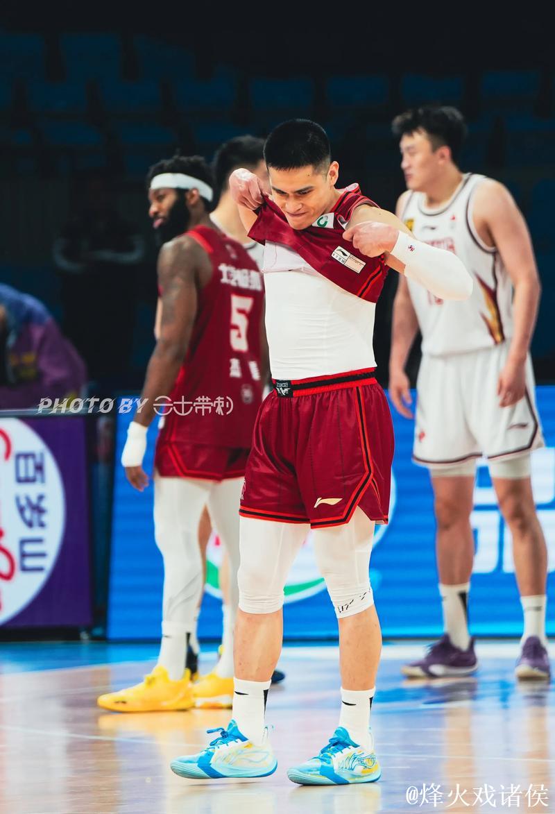 布朗37+7+6陈盈骏23分 广州大胜新疆总分1比2